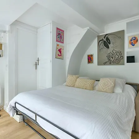 Abbesses 18th Bright With Private Courtyard By Mey Agency